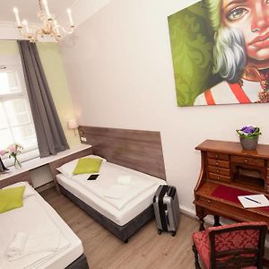 Kleines Zimmer mit zwei Einzelbetten